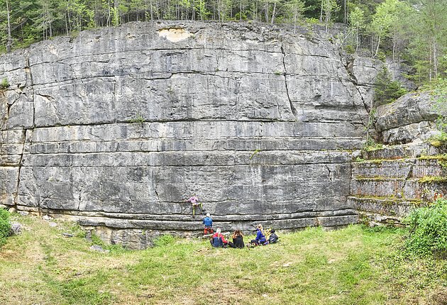 Panorama Aufnahme eines Kletterhangs am Steinbruch Möhren.