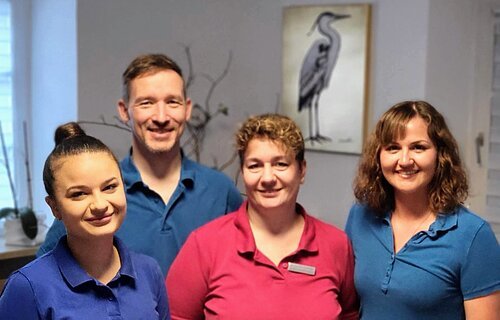 'Augenarzt Dr. Frauenknecht mit drei weiblichen Teammitgliedern.