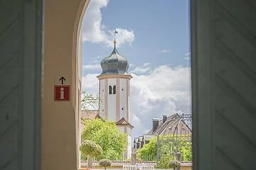 Blick durch den Torbogen, hin zur Lambertuskirche