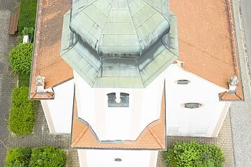 Frontaufnahme der Lambertuskirche Treuchtlingen aus der Luft.