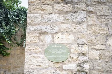 Front-Aufnahme des Schildes an der Marktmauer Treuchtlingen.