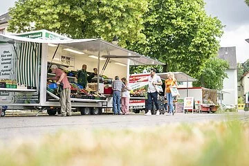Aufnahme verschiedener Stände am Treuchtlinger Wochenmarkt.
