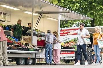 Aufnahme verschiedener Stände am Treuchtlinger Wochenmarkt.