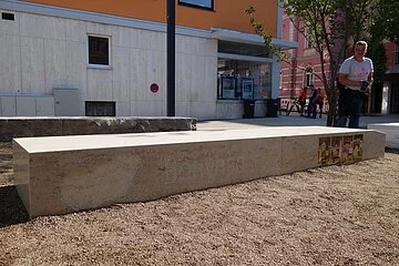 Vier Emaille-Tafeln, die den Bonyháder Marmorblock zieren, wurden vom heimischen Künstler Stekly Zsuzsa gestaltet und zeigen die wichtigsten Gebäude von Bonyhád.