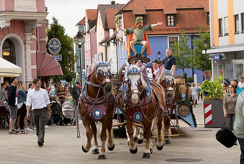 Prächtiger Volksfest-Umzug