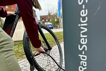 Reifen aufpumpen an der Radservice-Station