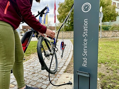 Werkzeug und Luftpumpe am Radservice-Platz