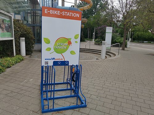 E-Bike-Ladestation vor der Therme