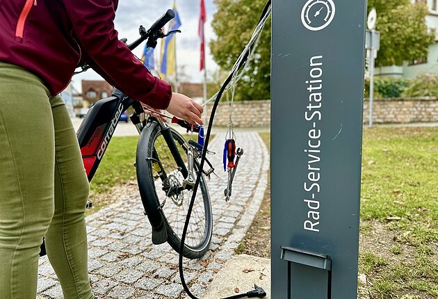 Werkzeug und Luftpumpe am Radservice-Platz