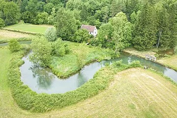 Drohnenaufnahme des Möhrenbachtals. Weiter Blick auf die Felder, durch die der Möhrenbach mäandriert.
