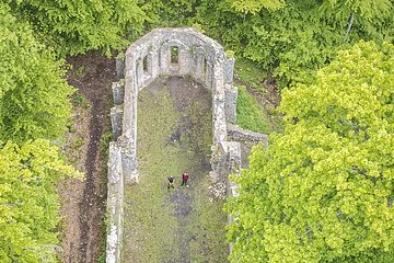 Die kleine Kirche 200 Meter südwestlich des Uhlberggipfels, auch Uhlbergkapelle genannt, wurde im Bauernkrieg  1525 verwüstet. Um die Ruine ranken sich zahlreiche Legenden, angeblich soll es dort spuken. Sie liegt zwischen Treuchtlingen und Wolferstadt.
Das Foto zeigt die Ruine von oben mit zwei Wanderern.