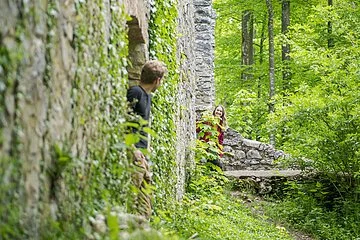 Die kleine Kirche 200 Meter südwestlich des Uhlberggipfels, auch Uhlbergkapelle genannt, wurde im Bauernkrieg  1525 verwüstet. Um die Ruine ranken sich zahlreiche Legenden, angeblich soll es dort spuken. Sie liegt zwischen Treuchtlingen und Wolferstadt.
Das Foto zeigt die Ruine von außen mit einem Wanderer.
