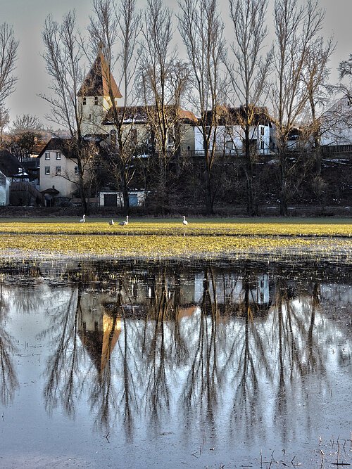 Ansicht der Johanniskirche Dietfurt mit Spiegelung in der Altmühl