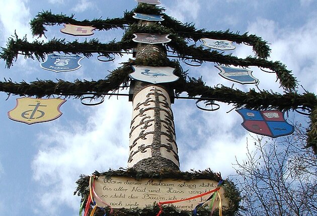 Kunstvoll geschnitzter Maibaum von Dietfurt