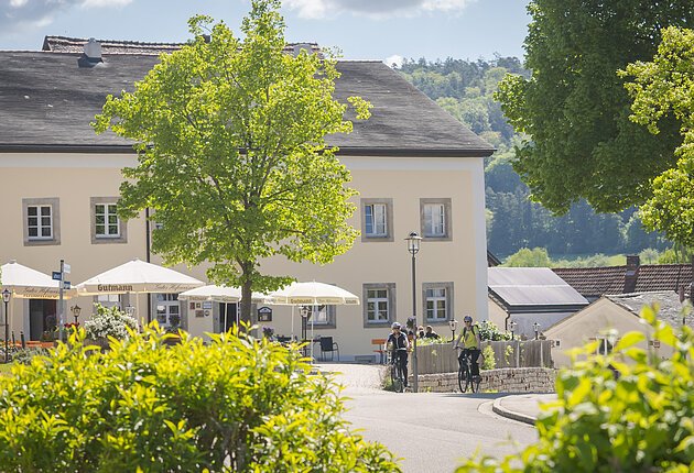Aussenansicht, Aufnahme aus der Ferne mit viel Grün im Vordergrund