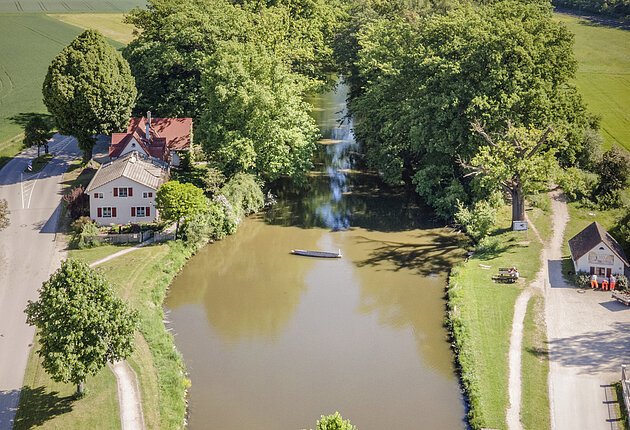 Der Karlsgraben aus der Luft in Richtung Norden mit Einblick in den Wassergraben