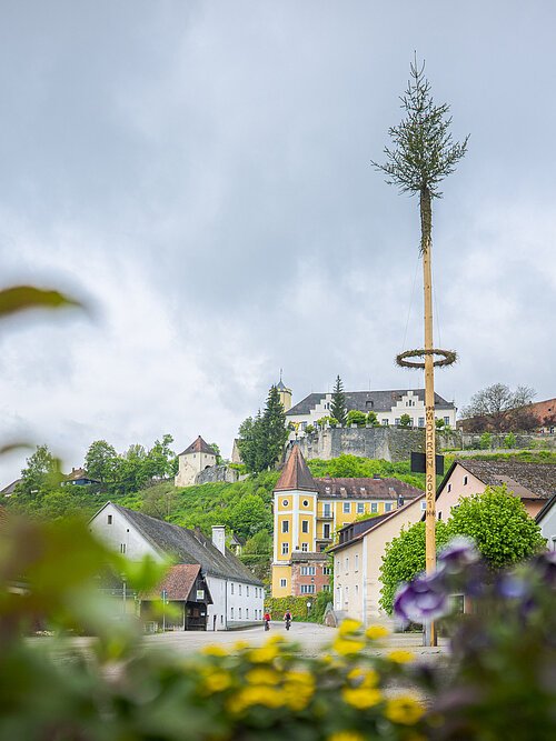 Ortsbild Möhren mit Maibaum und Blick über den Dorfplatz hin zum Schutzengelhaus