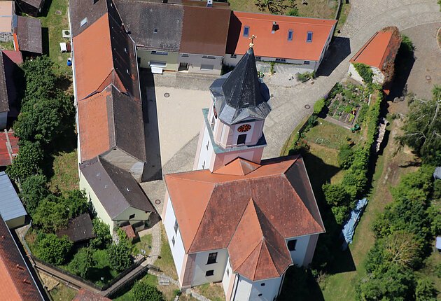 Luftaufnahme der Christuskirche in Wettelsheim