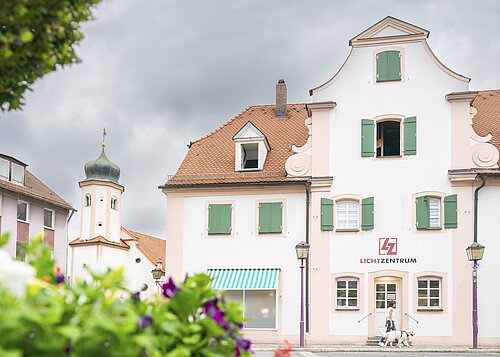 Frontansicht eines barocken Stadthauses am Treuchtlinger Rathausplatz.