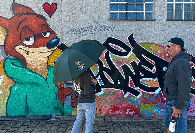 Zwei Personen, Merchandising Produkte und Kleidung, Fux-Graffiti