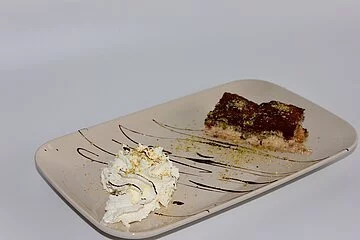 Ein Teller mit Baklawa und Sahnehaube