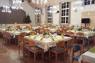 Betriebsfest einer Treuchtlinger Firma mit frischem Grünton in der Deko, Tische in 10er Blöcken gestellt