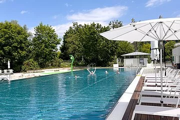 Personen schwimmen im Sportbecken