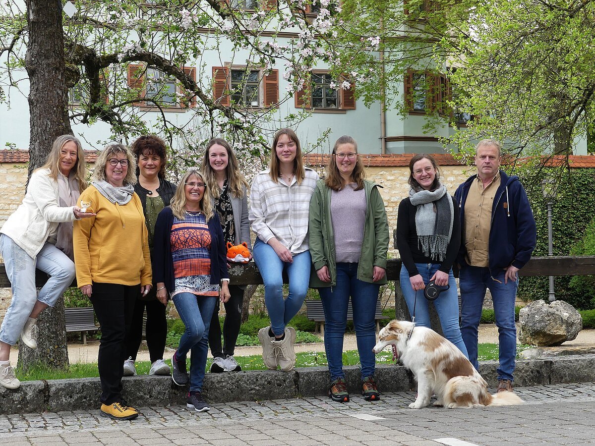 Alle Mitarbeiter der Touristinfo, des Infozentrums und Museums stehen vor dem Stadtschloss.