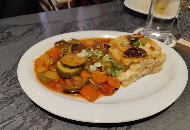 Kartoffelgratin auf Gemüsebett