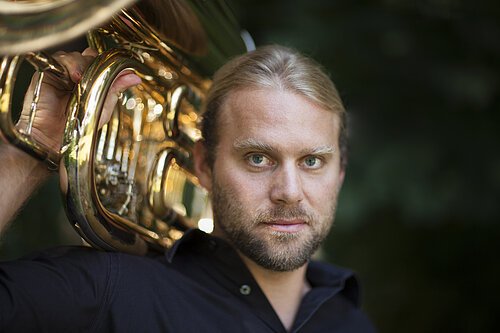 Auf dem Bild ist der Musiker/Kabarettist Andreas Martin Hofmeir mit seiner Tuba zu sehen.