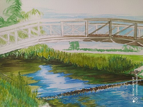 Auf dem Bild wurde die Landschaft von einer Fußgängerbrücke über einen Fluss gezeichnet. In dem Fluss spiegelt sich die Sonne wieder und angrenzend an den Fluss sind blühende Wiesen und Gräser