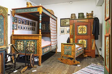 Museum Treuchtlingen: Blick in die Abteilung Leben und Arbeiten im 19. Jahrhundert-Schlafzimmereinrichtung aus dem 19. Jahrhundert.; Raum wurde nach den Vorstellung des Museumsgründers Josef Lidl belassen.