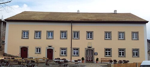 Auf dem Bild ist das Gebäude der Gaststätte "Zum Güldenen Ritter", welches in dem Ortsteil Schambach bei Treuchtlingen liegt.