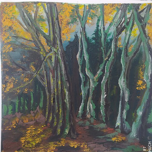 Auf dem Bild ist ein Wald mit grün, gelbem & braunen Laub zu sehen. Teilweise liegt dieses Laub bereits auf dem Boden. Es scheint also Herbst zu sein. Die Bäume sind eher kühl gezeichnet. Relativ dunkel wirkt alles.