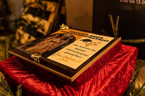 Treuchtlinger Schlossweihnacht - Wunschzettel-Box Eine Wunschzettelbox mit rotem Samtstoff, auf der Oberseite die Klappe für die Wunschzettel