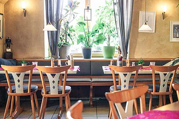 Gastraum im hinteren Bereich der Wallmüller Stuben mit Blick aus dem Fenster