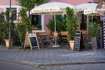 Eingang von der Straßenseite aus in den Biergarten