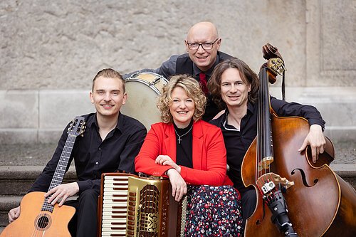 Auf dem Bild sind die vier Musiker der Band Orchestra Mondo mit ihren einzelnen Instrumenten zu sehen