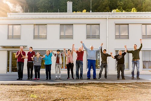 Auf dem Bild sind Personen von Altmühltal-Werkstätten vor dem jeweiligen Gebäude zu sehen