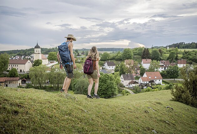 Wandern um Gundelsheim Ein Paar wandert auf dem Gundelsheimer Höhenweg, im Hintergrund das Dorf