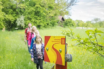 Familie wandert am Panoramawanderweg