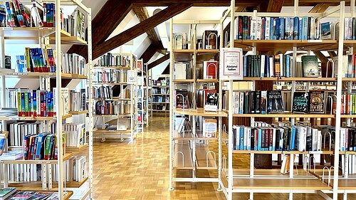 Bücherregale Stadtbibliothek Innenansicht der Bücherei mit Bücherregalen