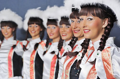Prunksitzung Eine Gruppe Gardetänzerinnen