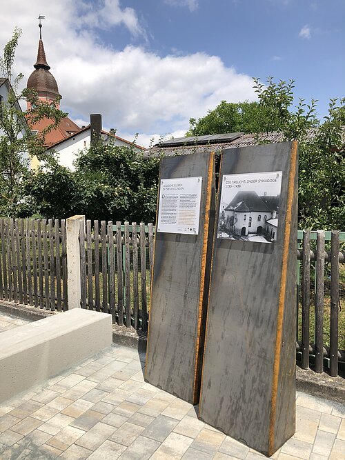 Auf dem Bild ist eine Informationstafel von dem Rundgang "Jüdisches Leben in Treuchtlingen" mit Informationen zu sehen.