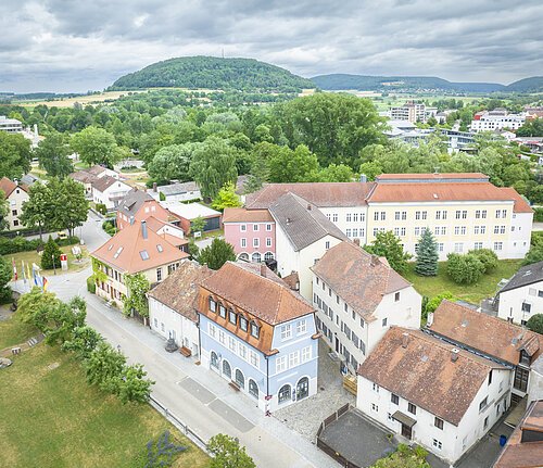 Innenstadt_Drohne_2 Drohnenaufnahme der Innenstadt Treuchtlingens im Bereich des Museums. Im Hintergrund ist der Nagelberg zu sehen.