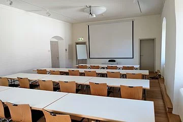 Beamer und Leinwand sowie Flipchart sind vorhanden