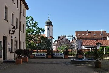 Der Schlosshof mit Springbrunnen