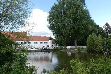 Das Schloss Otting mit Weiher