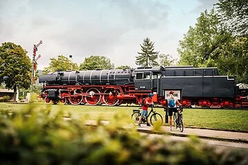 Radler an der Denkmalslok