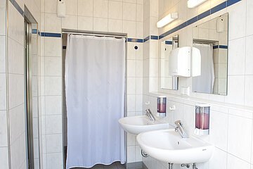 Das Sanitärgebäude mit Duschen und WC, Waschmaschine und Trockner
